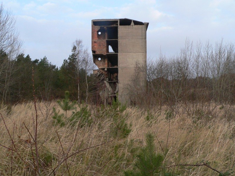 Halb eingestrzter Rohbau (mit Zunen gut gesichert). 30.12.2007, Prora