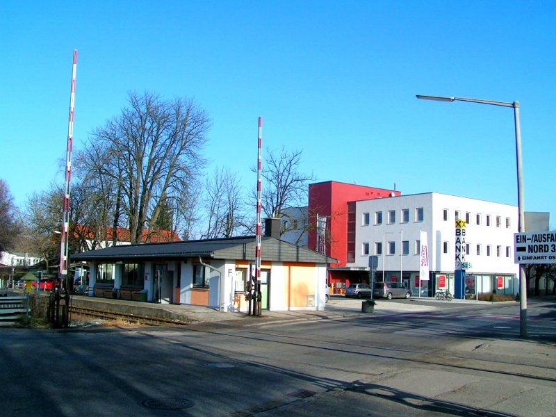 Haltestelle  Bad-Ried  mit Schrankenanlage (Handbettigt); im Hintergrund ein Bankgebude, wofr ein Gasthof aus dem Jahre 1900 weichen musste; 071229