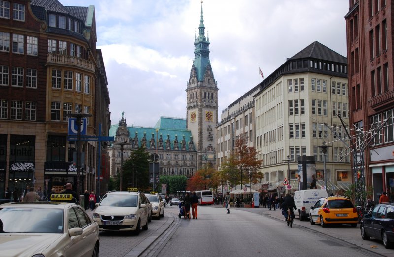 HAMBURG, 14.10.2008, Blick von der Mnckebergstrae auf das Rathaus