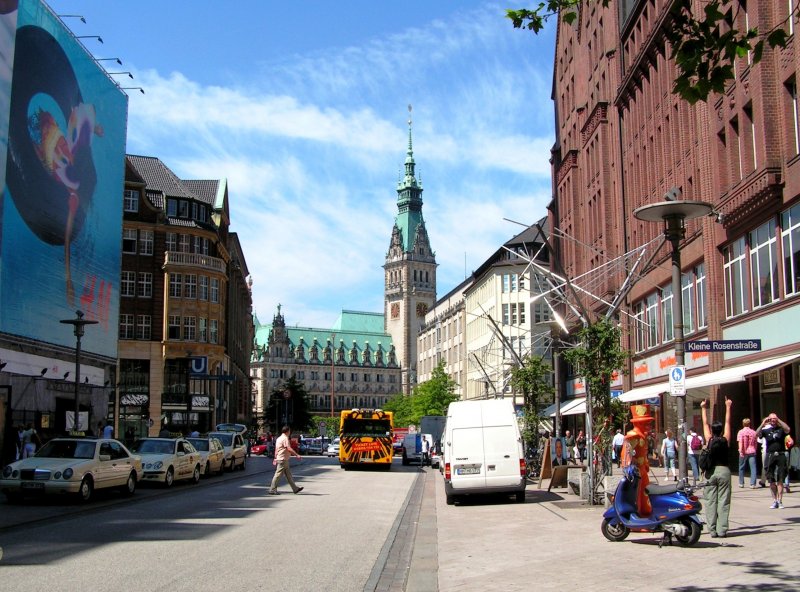 HAMBURG, 18.06.2005, Blick von der Mnckebergstrae auf das Rathaus