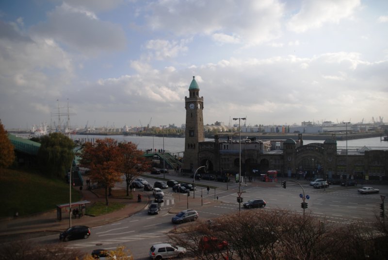 HAMBURG, 25.10.2009, Blick von der Seewartenstrae auf die Landungsbrcken