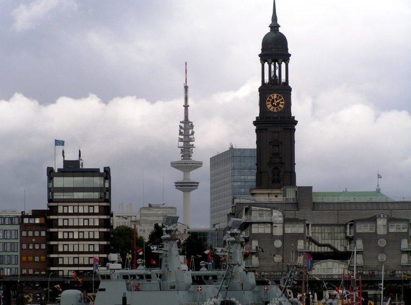 HAMBURG, 26.09.2004, Blick auf St. Michaeliskirche und den Fernsehturm