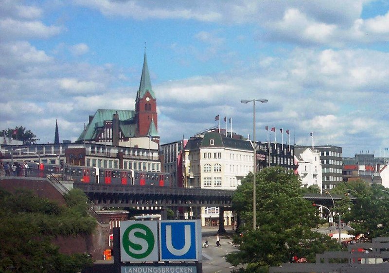 Hamburg, bei der Station Landungsbrcken, 2003