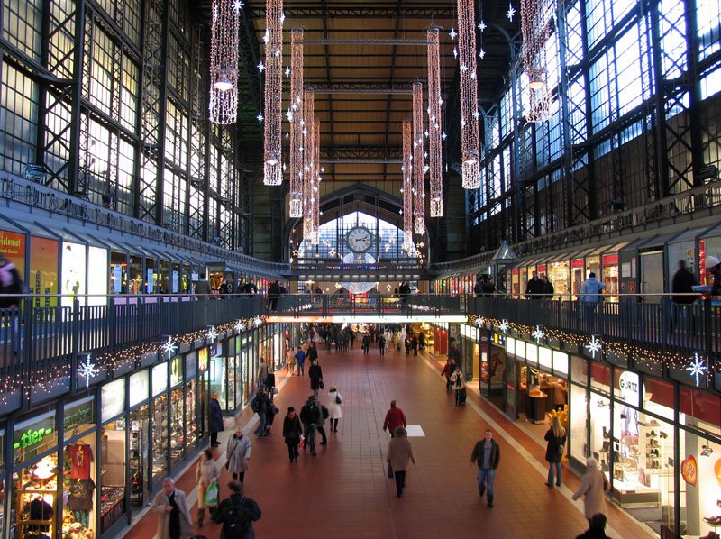 Hamburg Hauptbahnhof, die Wandelhalle weihnachtlich dekoriert, Blick in Richtung Spitalerstrae/City, 04.12.2007
