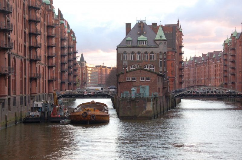 Hamburg Speicherstadt bei Niedrigwasser am 04.04.2007. Von hier bis zum Miniatur-Wunderland (groe Modellbahnausstellung) ist es nicht mehr weit.