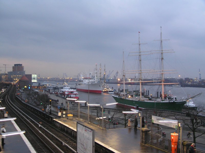 Hamburger Hafen in der Abenddmmerung. Aufnahme am 8.2.07