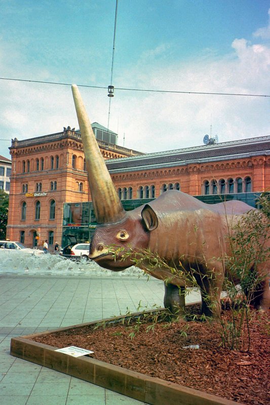 Hannover, am Hauptbahnhof stehen die Urviecher - Aufnahme vom Sommer 2003