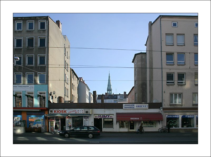 Hannover, wie es dort wirklich aussieht: Eine Baulcke in der Goethestrae gibt den Blick auf einen Kirchturm frei, es msste der Turm der Kreuzkirche sein. 3.11.2006 (Matthias)