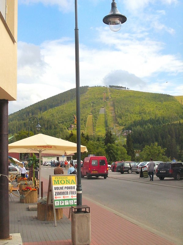 Harrachov im Riesengebirge, Blick von der Hauptstrasse zu den Sprungschanzen, Sommer 2004