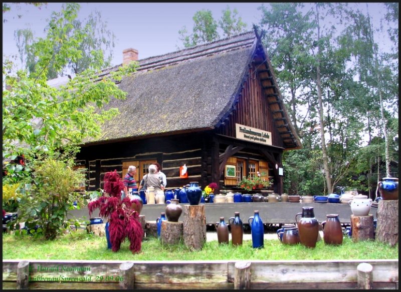 Hauptanziehungspunkt der Spreewaldgemeinde Lbbenau ist u.a. das Museumsdorf Lehde. Dort wurden verschiedene spreewaldtypische Huser u. Werkzeuge wiederaufgebaut. Hier eine Tpferwerkstatt in Lehde.