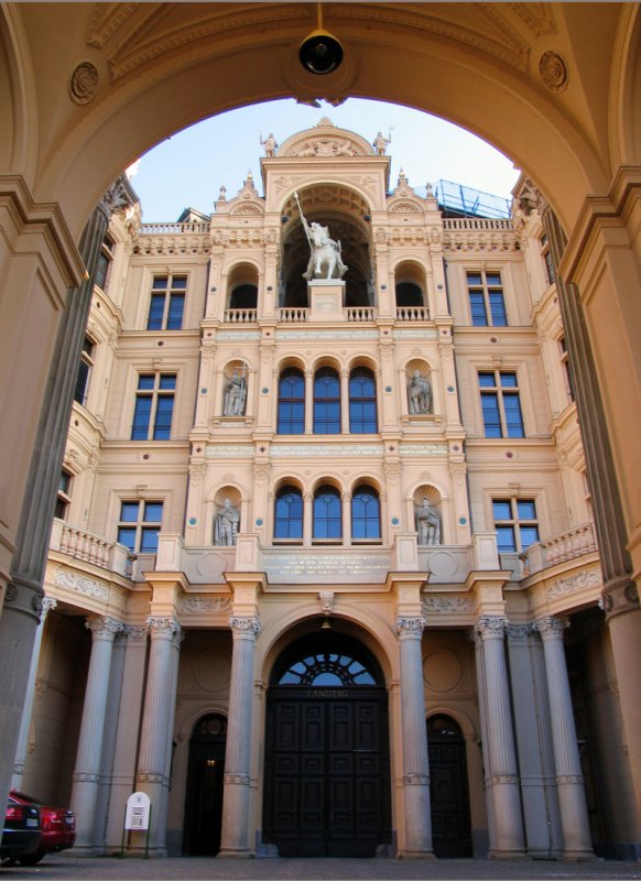 Haupteingang Schloss Schwerin, Sitz der Landesregierung Meck-Pomm; 20.10.2008
