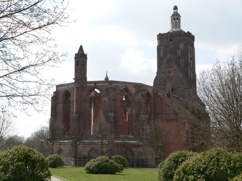 Hauptkirche in Gubin. Diese Kirche wurde im 2. Weltkrieg weitgehend zerstrt und nie wieder richtig aufgebaut. Derzeit steht sie als gesicherte Ruine im Zentrum von Gubin, es gibt aber Bemhungen eines Vereines um den Wiederaufbau. 5.4.2008