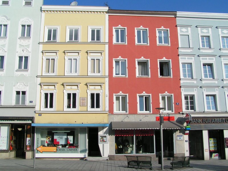 Hauptplatz16(gelbes Haus) ist die Geburtssttte von 
Wilhelm Dachauer, geb. am 5.4.1881 in Ried im Innkreis gest. am 26.2.1951 in Wien, aus einer altansssigen Rieder Uhrmacherfamilie stammend, bekannter Maler und Graphiker, Schpfer zahlreicher sterreichischer Briefmarken- und Banknotenentwrfe der Zwischen- und Nachkriegszeit. Professor und Rektor an der Akademie der bildenden Knste in Wien. (Werke im Museum Innviertler Volkskundehaus. )