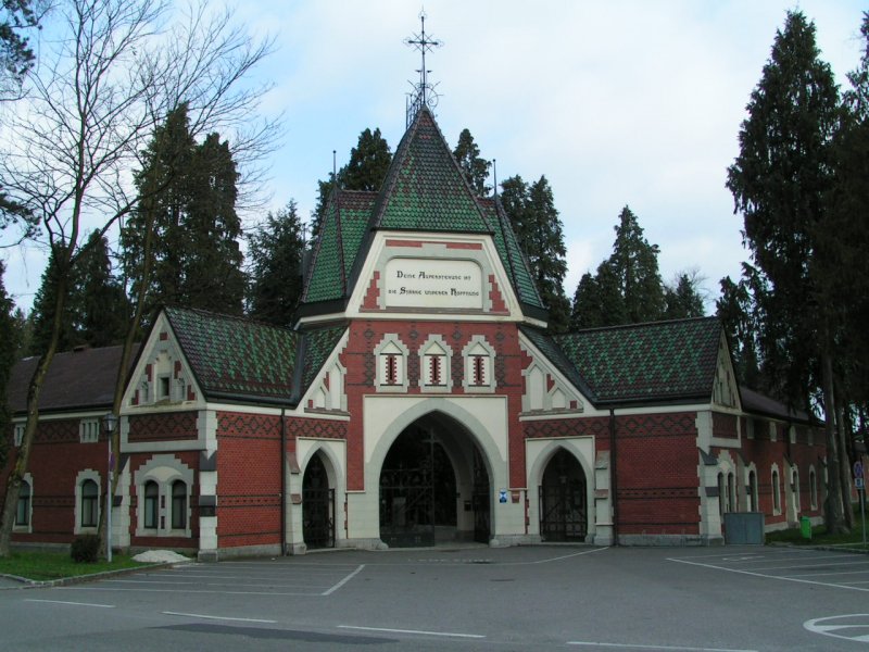 Hauptportal Stadtfriedhof;   1893 von Architekt Raimund Jeblinger errichtet 