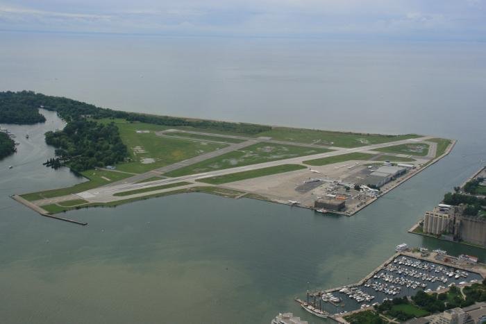 Hauptsache die Bremsen funktionieren. Da ist ein Flugzeugtrger lnger. Blick vom CN Tower auf den Flugplatz am Hafen von Toronto.