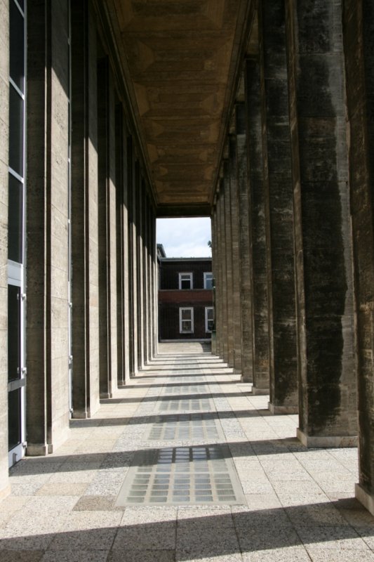 Haus des Sports (Berlin Sportforum): Die Sulen, die neben Brekers Monumentalfiguren Siegerin und Zehnkmpfer stehen...