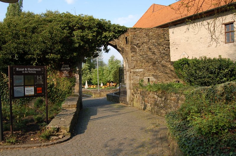 Haus Herbede im Stadtteil Witten-Herbede. Es gibt ein Restaurant in dem mittelalterlichen Gewlbekeller, in der Auenanlage befinden sich kleinere Geschfte mit Kunsthandwerk und ein gemtlicher Biergarten.