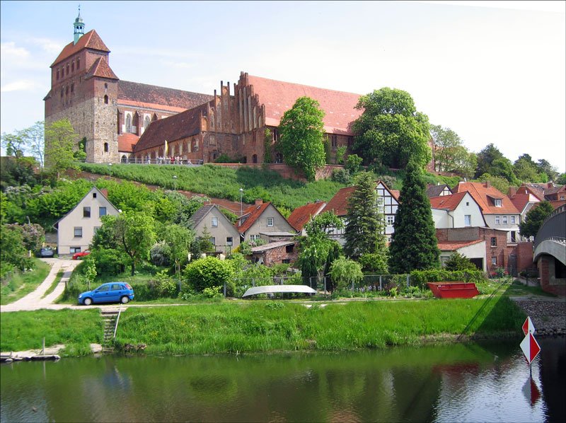 Havelberg, Mitte des 12. Jhd. entstanden, Blick ber die Havel zum Dom - 21.05.2005
