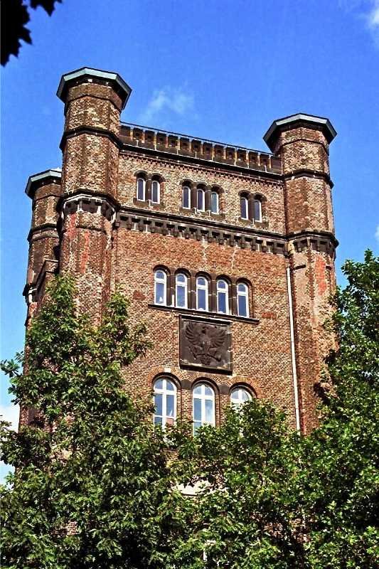 Hebeturm des Homberg-Ruhrorter Eisenbahn-Trajekts am Homberger Eisenbahnhafen (15. September 2002). Um die Mitte des 19. Jh. wurde zwischen Homberg und Ruhrort eine Eisenbahn-Fhrverbindung ber den Rhein eingerichtet. Die Hebevorrichtungen fr die Waggons waren in sog. Malakoff-Trmen installiert. Mit Erffnung der Eisenbahnbrcke zwischen Rheinhausen und Hochfeld 1885 nahm die Bedeutung der Fhrverbindung rasch ab. Sie wurde 1907 eingestellt. Geblieben sind die Hafenbecken in Homberg und Ruhrort sowie der Homberger Hebeturm. An sein Pendant auf Ruhrorter Seite erinnert nur noch der Straenname  Beim Alten Hebeturm . 