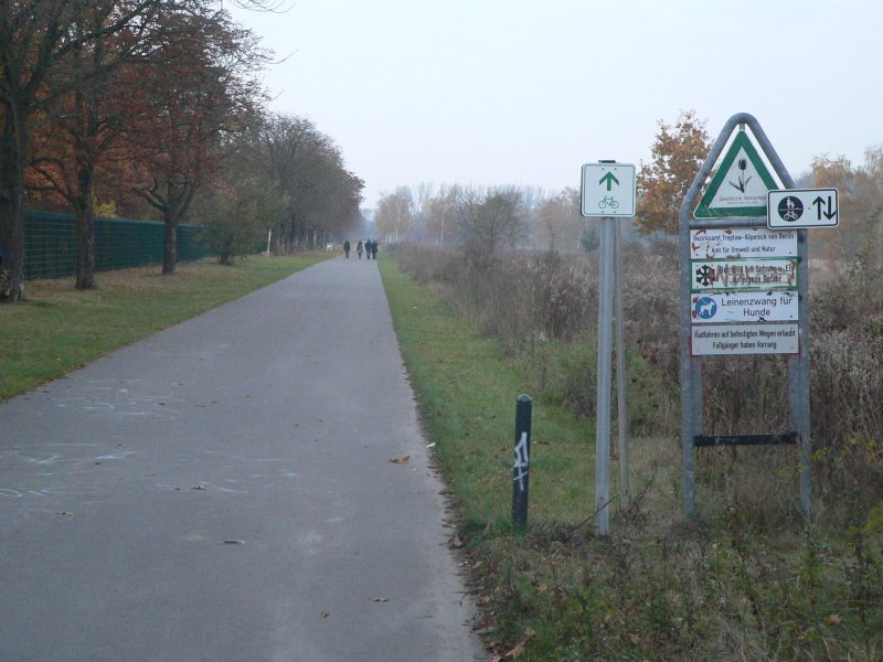 Hegemeisterweg Berlin: Vor relativ genau 1 1/2 Jahren verffentlichte ich hier ein Bild, auf dem ich mich beschwerte, dass der Europaradweg in der Berliner Wuhlheide mit einem Radfahrverbot belegt ist. http://www.staedte-fotos.de/name/einzelbild/number/7772/kategorie/Deutschland~Verkehrsbauwerke~Wanderwege.html Beschwert (bzw. hflich nachgefragt) habe ich mich natrlich auch beim Bezirk Treptow-Kpenick - ohne Antwort. Die Mhlen des Bezirkes mahlen langsam, aber sie mahlen. Inzwischen darf dieser Fernradweg sogar mit dem Fahrrad benutzt werden. Ganz unwichtig sind solche Feinheiten nicht, denn gerade im Falle eines Unfalls wird man in Erklrungsnot geraten, was man denn berhaupt auf dem Weg zu suchen hatte. Wann diese Verlngerung des Hegemeisterweges gebaut wurde, weiss ich nicht, ich habe sie etwa Mitte 2007 entdeckt. Somit war das Radfahren auf dem Europaradweg mindestens 2 Jahre lang streckenweise verboten. Wer zwischen Kpenick und der Innenstadt unterwegs ist, wird diesen Weg zu schtzen wissen - er ist mittlerweile (seit Ende 2009) mittels der bezirksbergreifenden Fahrradwegweisung auch gut zu finden. 1.11.2009, mehr Information: http://www.euroroute-r1.de/Gesamtstrecke/Deutschland/Berlin/Brandenburg/K192.htm?RID=148