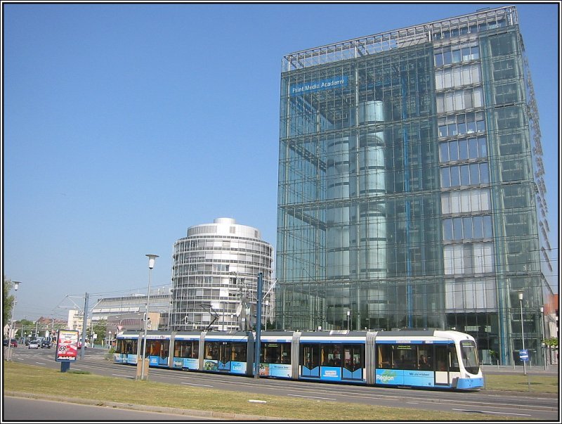 Heidelberg bietet nicht Historisches wie die Altstadt und das Schlo, sondern auch moderne Architektur. Das gewaltige glserne Gebude rechts im Bild ist die Print Media Academy, ein Bro- und Schulungsgebude der Heidelberger Druckmaschinen AG. In dem linken runden Turm ist die BG Chemie ansssig. Die Gebude befinden sich in unmittelbarer Nachbarschaft zum Hauptbahnhof.  (11.05.2006) 