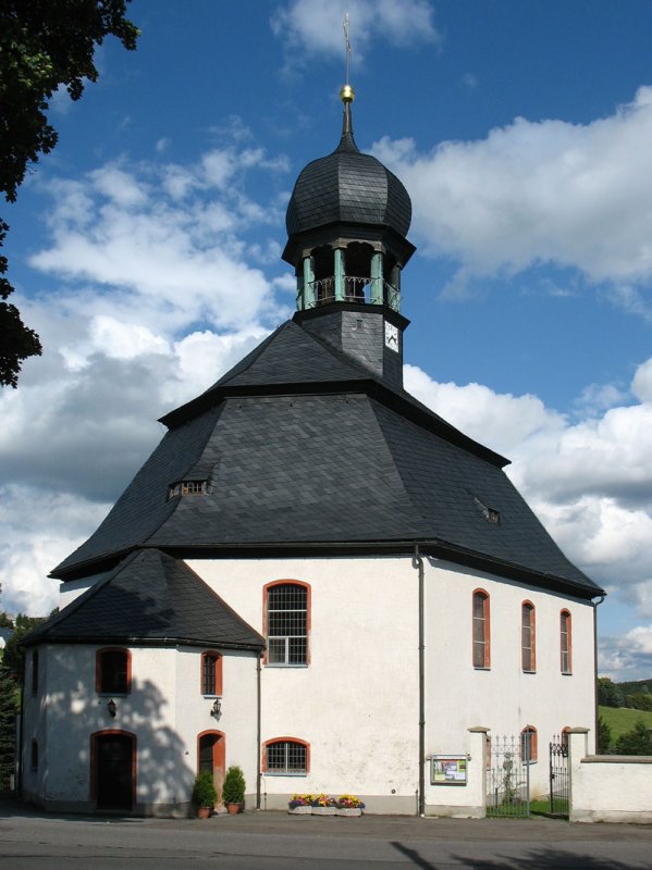 Heilig-Geist-Kirche aus dem frhen Barock (1714), ein Zentralbau mit sechseckigem Grundriss, in Rbenau bei Marienberg (Erzgebirge) an der alten, den Erzgebirgskamm berquerenden Strae Chemnitz - Komotau (Chomutov); 08.09.2008
