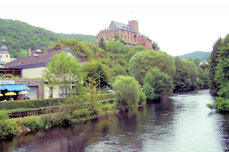Heimbach an der Rur, Hintergrund Burg - 24.07.2005