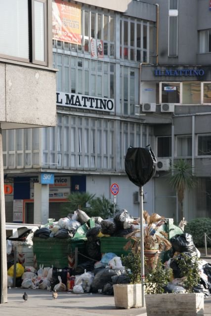 Heute ist Caserta das Verwaltungszentrum der schmutzigsten Provinz ganz Italiens. Die Bilder von Mll, der sich auf einigen Kilometern Lnge meterhoch auftrmt, werden in den Medien gerne fr Napoli erklrt, stammen aber aus Caserta. Der Zustand ist selbst fr mich, der seit acht Monaten in Campanien wohnt, nicht verstndlich und abschreckend. Diese Bilder mchte ich hier ersparen...