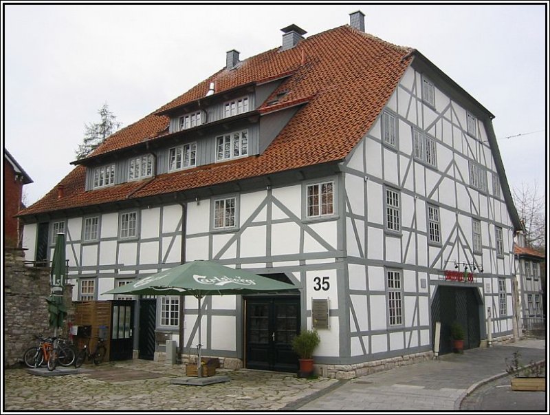 Hier im Bild das Hauptgebude der Odilienmhle (auch Kleine Mhle genannt) in der Hospitalstrae in Gttingen. Die Mhle stammt ursprnglich aus dem 12. Jahrhundert, dieses Gebude wurde jedoch lt. Wikipedia im 18. Jahrhundert gebaut und vor wenigen Jahren saniert. Das Aufnahme stammt vom 08.04.2007.
