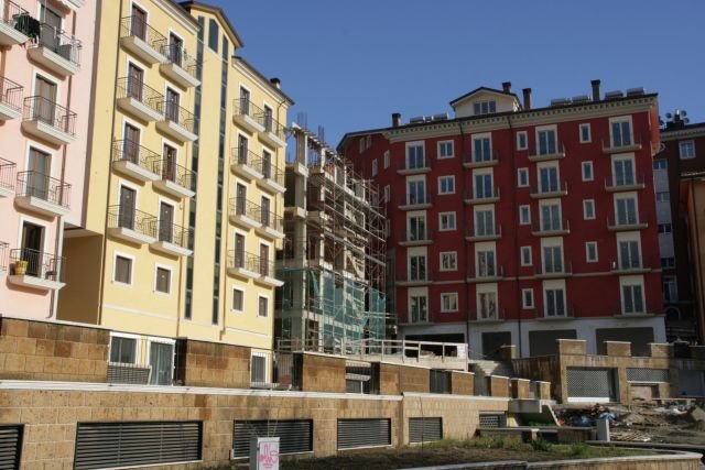Hier der Blick in ein neu errichtetes Wohngbiet incl. Baustelle in der Via Madonna de la Sletta.