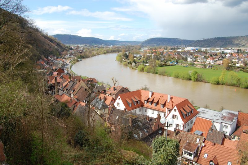 Hier im Blick zurck in Luftlinie nach Aschaffenburg. Ganz rechts im Bild auf dem Hgel das Kloster Engelberg