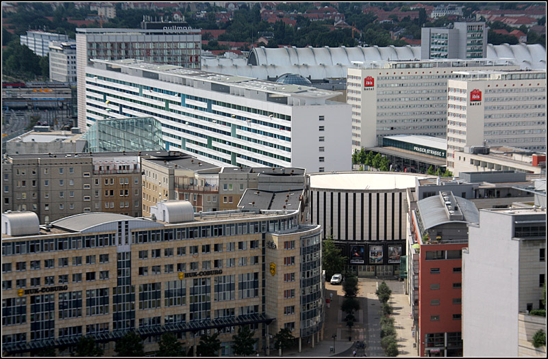 Hier ist Dresden nicht mehr so wie es einmal war: Blick vom  Rathausturm in Richtung der Prager Strae mit dem Hbf im Hintergrund. Die Motive meiner letzten drei Bilder sind hier wieder zu finden. 07.08.2009 (Matthias)