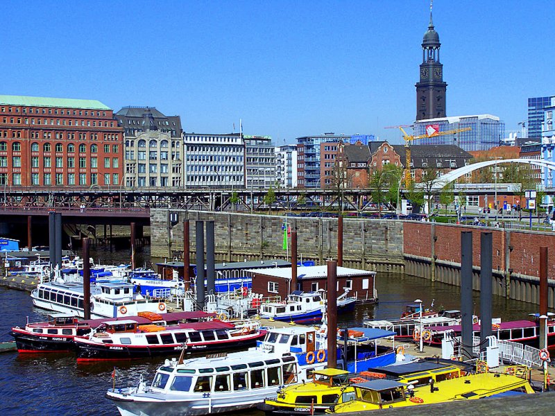 Hier etwas  herunter  geschaut. Oben in der Ecke noch Hamburgs Wahrzeichen zu erkennen, der Michel, und hier vor direkt eine Kleine hafenanlage fr Pendler und Hafenrundfahrten.