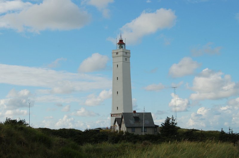 Hier ist der Leuchtturm des dnischen Ferienortes Blaavand zu sehen. Das Foto entstand spt abends. August 2007