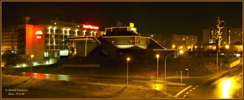 Hier mal ein abendlicher Blick auf den  Riesenhgel  von Riesa. Darin befinden sich u.a. zwei Erlebnisgaststtten. Eines davon ist das  Hammerbru-Brauhaus  mit einer umfangreichen Ausstellung ber die Industriekultur der Stadt an der Elbe. Rechts ein neueres Denkmal  Die Elbquelle  von Jrg Immendorff.