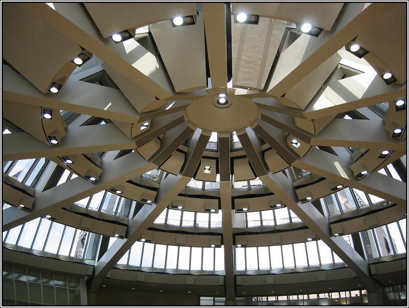Hier sieht man die Decke des Plenarsaals im Landtag von Nordrhein-Westfalen. Die Aufnahme entstand am 27.08.2006 bei einem Tag der offenen Tr anllich der Feierlichkeiten zum 60-jhrigen Bestehen des Landes Nordrhein-Westfalen.  