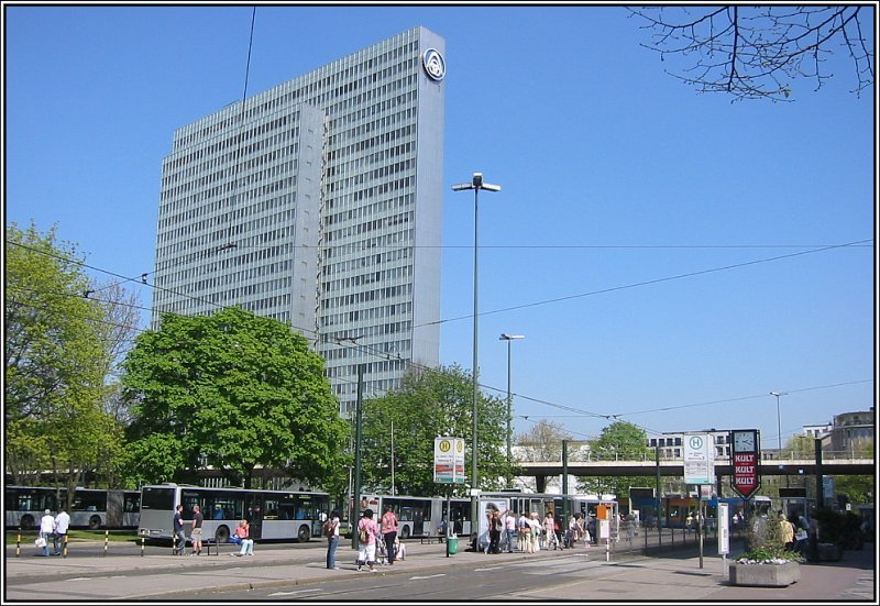 Hier sieht man nochmals das Thyssen- bzw. Dreischeibenhaus, diesmal aufgenommen vom Jan-Wellem-Platz. Dieses Gebiet wird sich in den nchsten Jahren (bis ca. 2014) vllig verndern. Straenbahn und Straen werden in Tunnels verschwinden, die Bushaltestellen verlegt und die Hochstrae im Hintergrund (der  Tausendfler ) abgerissen. Dafr wird der dann freie Platz voraussichtlich mit zwei recht massiven Bro- und Geschftshusern bebaut, was derzeit noch umstritten ist. (14.04.2007)  