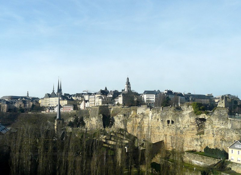 Hier sieht man sehr eindrucksvoll den Bockfelsen mit dem  Hohlen Zahn . Der Bockfelsen gilt als die Wiege der ehemaligen Festung Luxemburg. 03.02.08