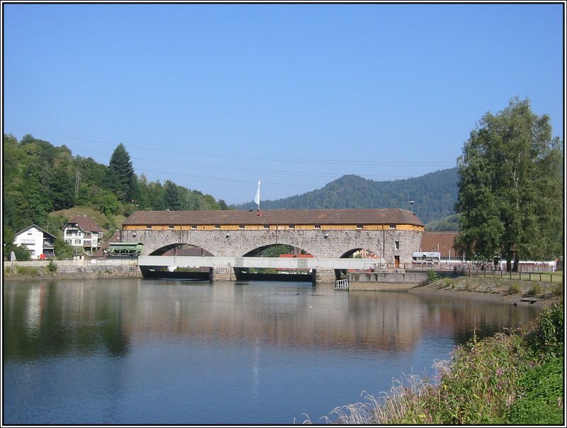 Hier sieht man das sogenannte Ausgleichsbecken Forbach, das als Unterbecken des Pumpspeicherkraftwerks Schwarzenbachwerk fungiert und mit dem in einem Niederdruckwerk auch Strom erzeugt werden kann. (23.09.2005)