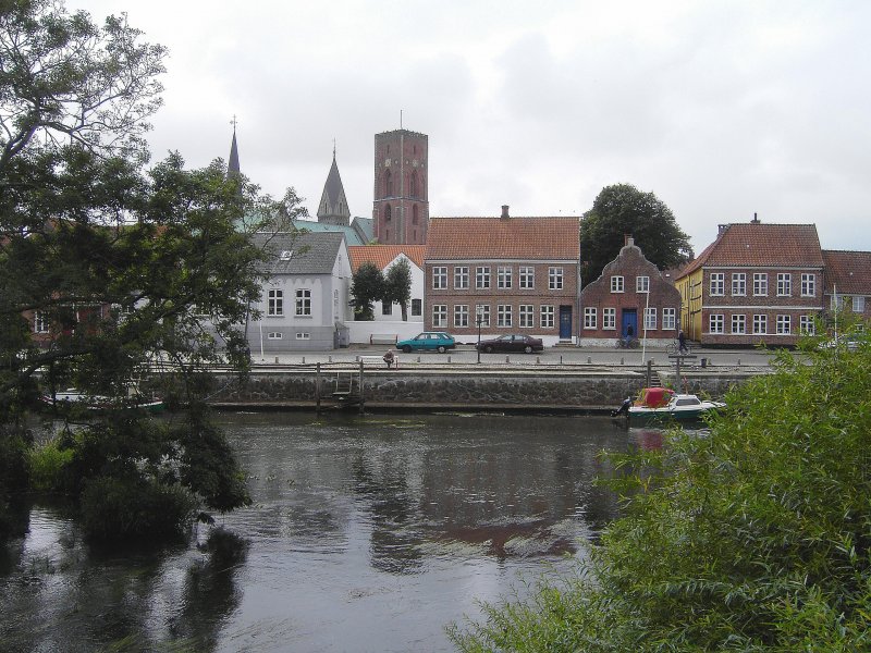 Hier sind noch einmal die  Hafenpromenade  und der Fluss Ribe zu sehen. Im Hintergrund ist der Dom zu Ribe zu erkennen. Leider war das Wetter wie so oft in Dnemark nicht gerade das Beste whrend dem Besuch in der Stadt