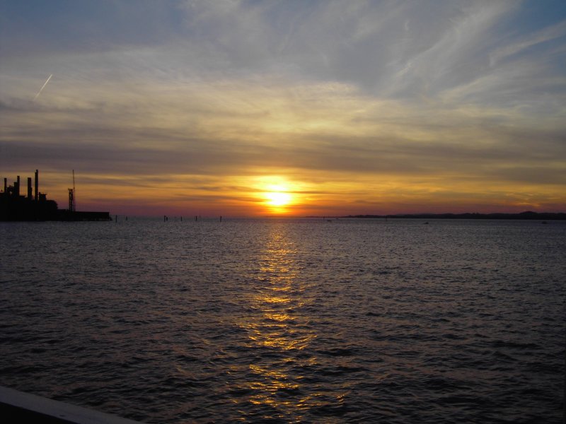 Hier ist der Sonnenuntergang ber dem Bodensee von der bregenzer Seepromenade aus zu sehen