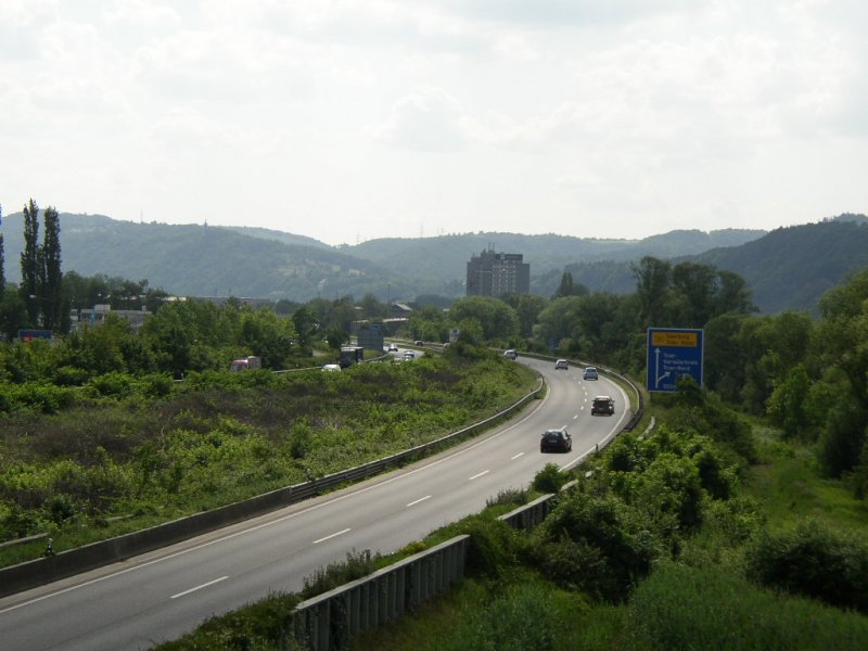 Hier ist die Trierer Stadtautobahn A 602, sowie das Industriegebiet Nord und die  Castelforte  (Zurmainer Str.) in Trier zu erkennen.             05.06.07