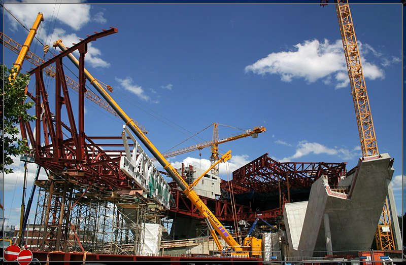 Hier wird auch Sonntags gearbeitet: die Baustelle des neuen Porsche-Museums in Stuttgart-Zuffenhausen. Nach den Plnen des Wiener Bros Delugan Meissl entsteht hier nach dem Mercedes-Benz-Museum ein weiteres architektonisches Highlight in Stuttgart. Das Gebude wird durch zwei getrennte Baukrper geprgt, einmal als Basis der Foyerbereich und die Tiefgarage und darber schwebt der eigentliche Ausstellungsbereich (die Stahlkonstruktion), der nur von drei Betonkernen gehalten wird. 24.6.2007 (Matthias)