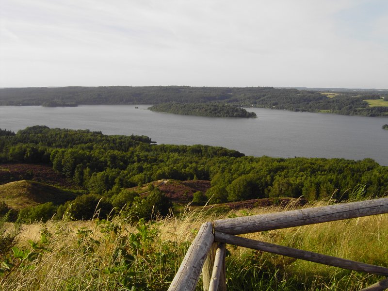 Himmelbjerget ist ein Aussichtspunkt bei der Stadt Ry. Die Landschaft um die Stadt besteht aus vielen Hgeln und Seen die miteinander verbunden sind. Hier ist der Juls zu erkennen. Hier ist die grte Insel des Sees zu sehen und auch wieder der bergang von den Dnen zum dichten Wald