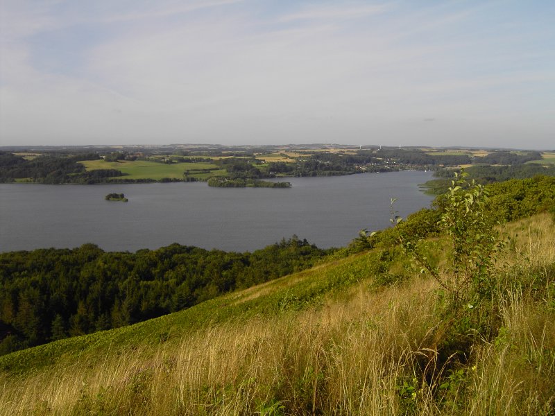 Himmelbjerget ist ein Aussichtspunkt bei der Stadt Ry. Die Landschaft um die Stadt besteht aus vielen Hgeln und Seen die miteinander verbunden sind. Hier ist der Juls zu erkennen