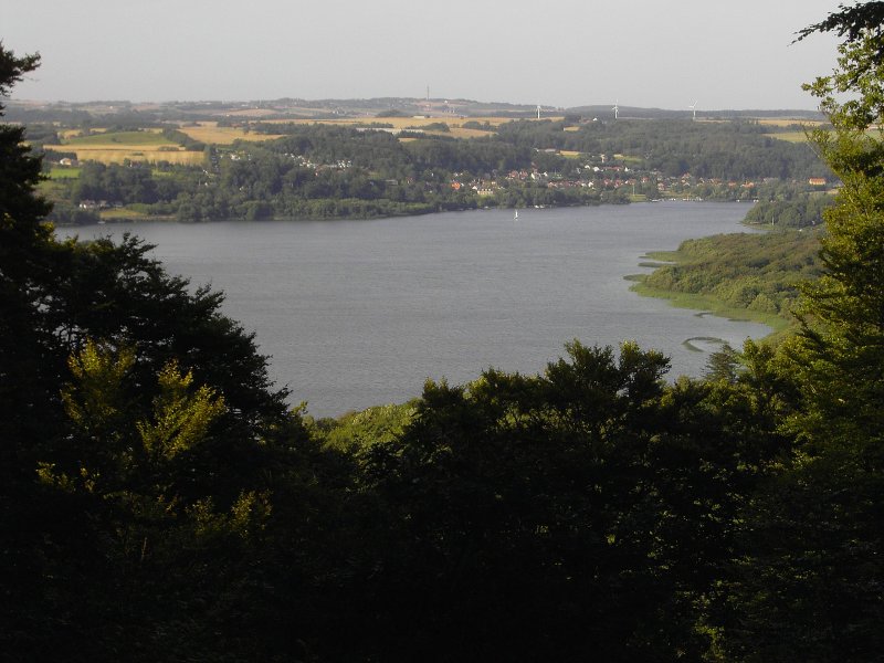 Himmelbjerget ist ein Aussichtspunkt bei der Stadt Ry. Die Landschaft um die Stadt besteht aus vielen Hgeln und Seen die miteinander verbunden sind. Hier ist der Juls zu erkennen. Auf der gegenberliegenden Uferseite ist der Ort Laven zu erkennen