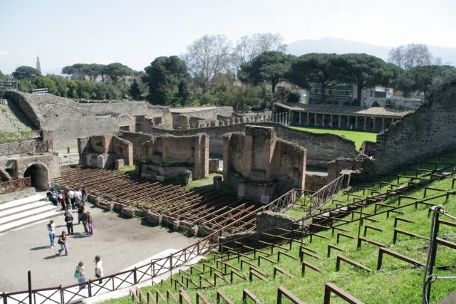 Hinter dem groen Theater ist das Stadion zu sehen. Pompeji, 29.03.2008