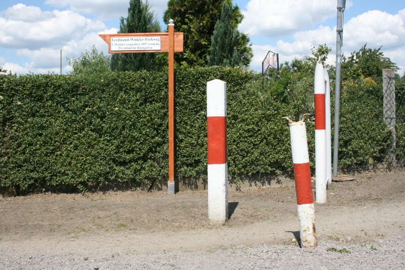 Hinweisschild: Ferdinand Winkler Gartenparkweg. Eingeweiht am 14.06.2008