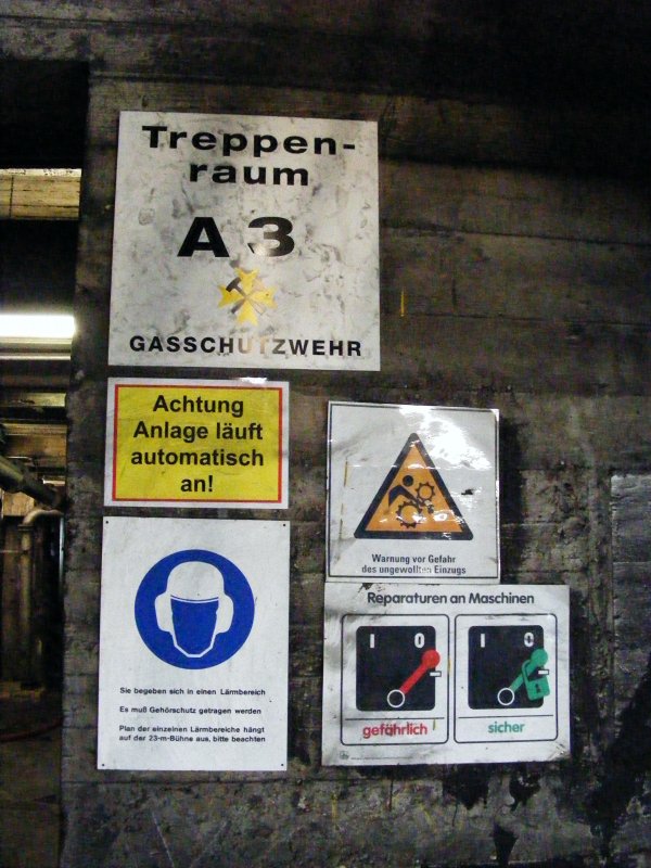 Hinweisschilder in der Kohlenwsche des Bergwerks Auguste Victoria 3/7 in Marl beim Tag der offenen Tr am 9. Mai 2009. 
