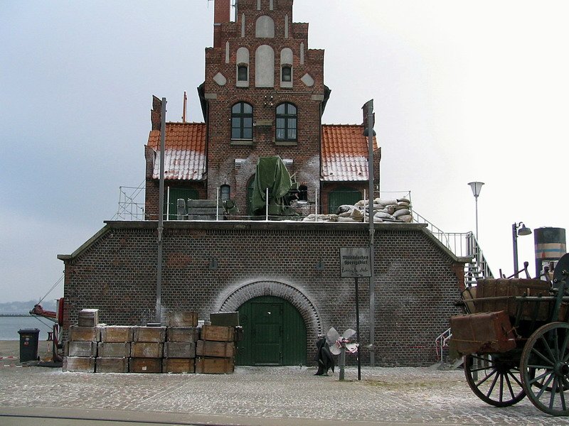 Hir ist noch einmal das Lotsenhaus davor liegen in Kisten Munitionen fr die Flack die man dort sieht